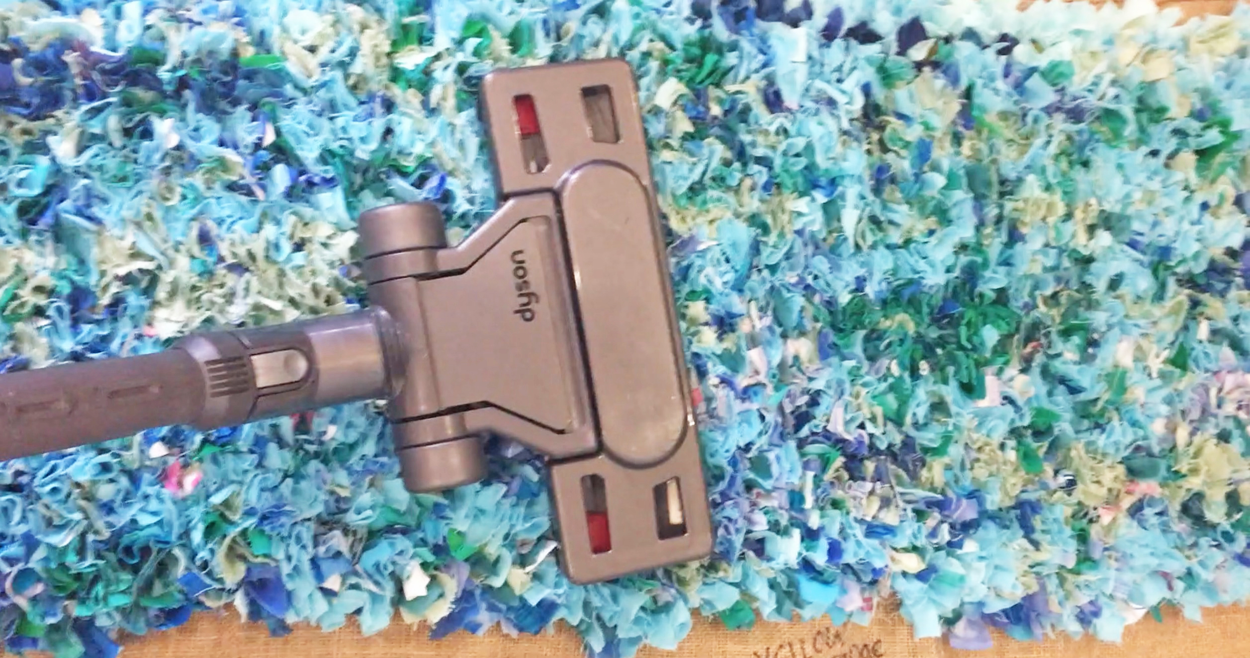 How to clean a rag rug - Vacuuming a blue Rag Rug with a Dyson vacuum