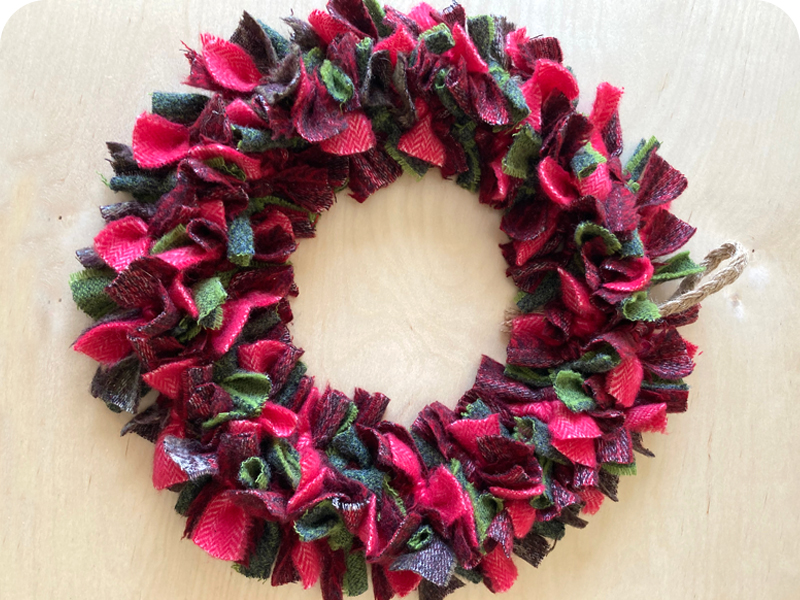 Blanket offcut rag rug Christmas wreath in green and red