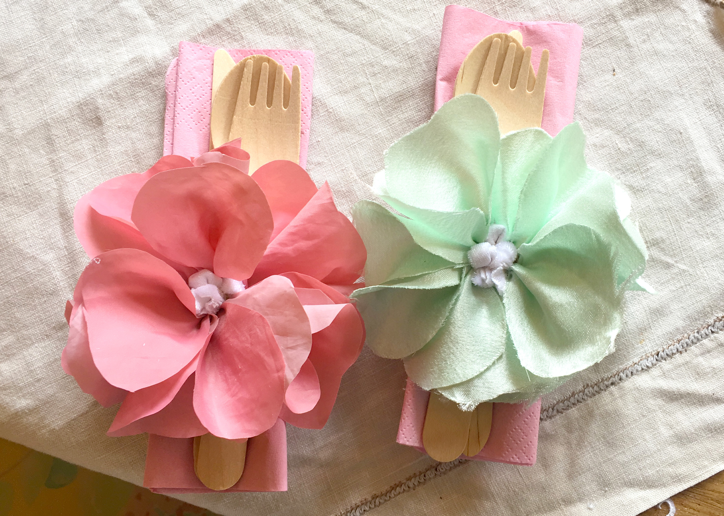 Rag Rug Napkin rings with cute rag rug flowers in pink and blue for a picnic