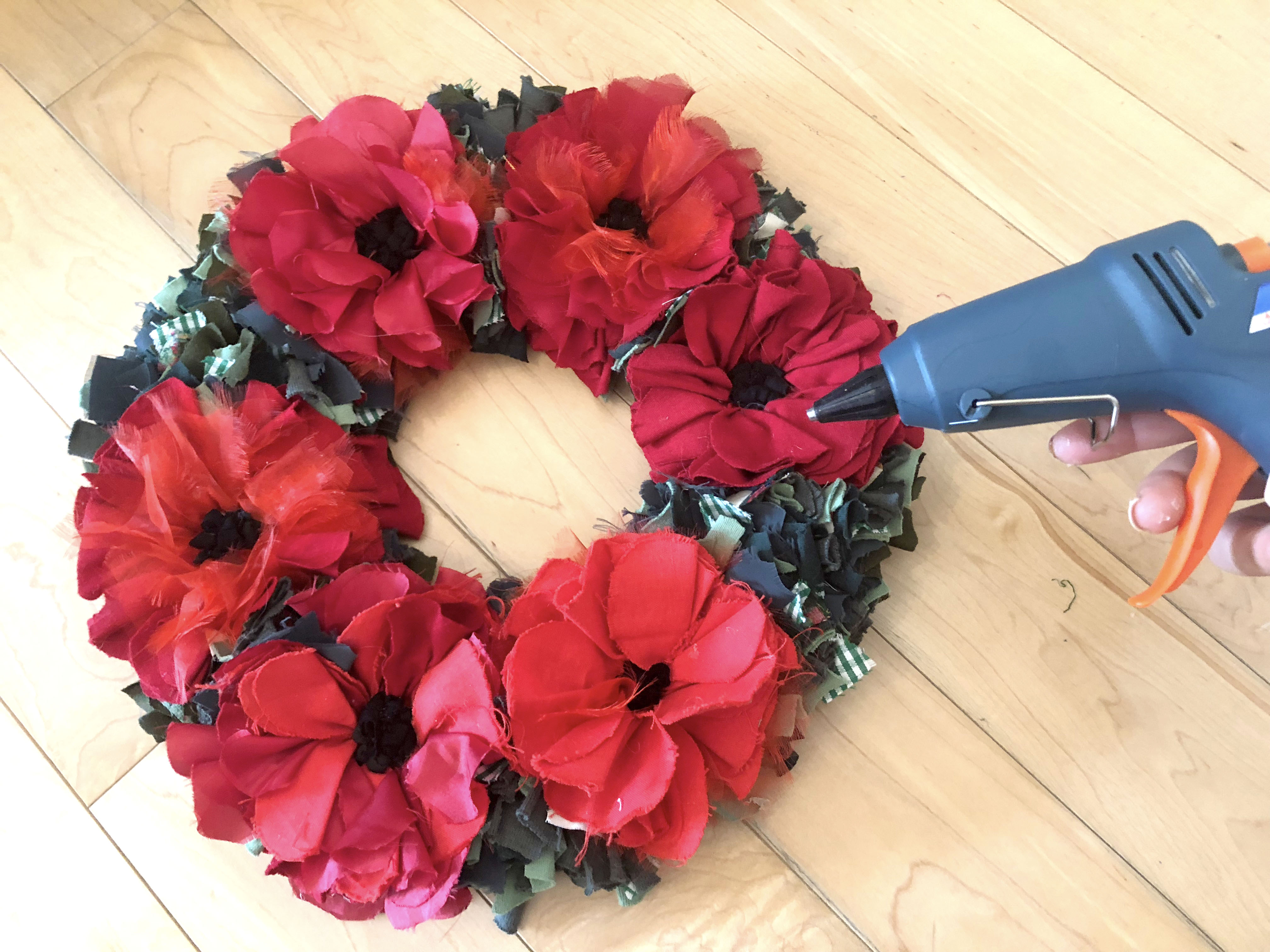 Rag rug poppy wreath made of recycled fabrics in red, black and green