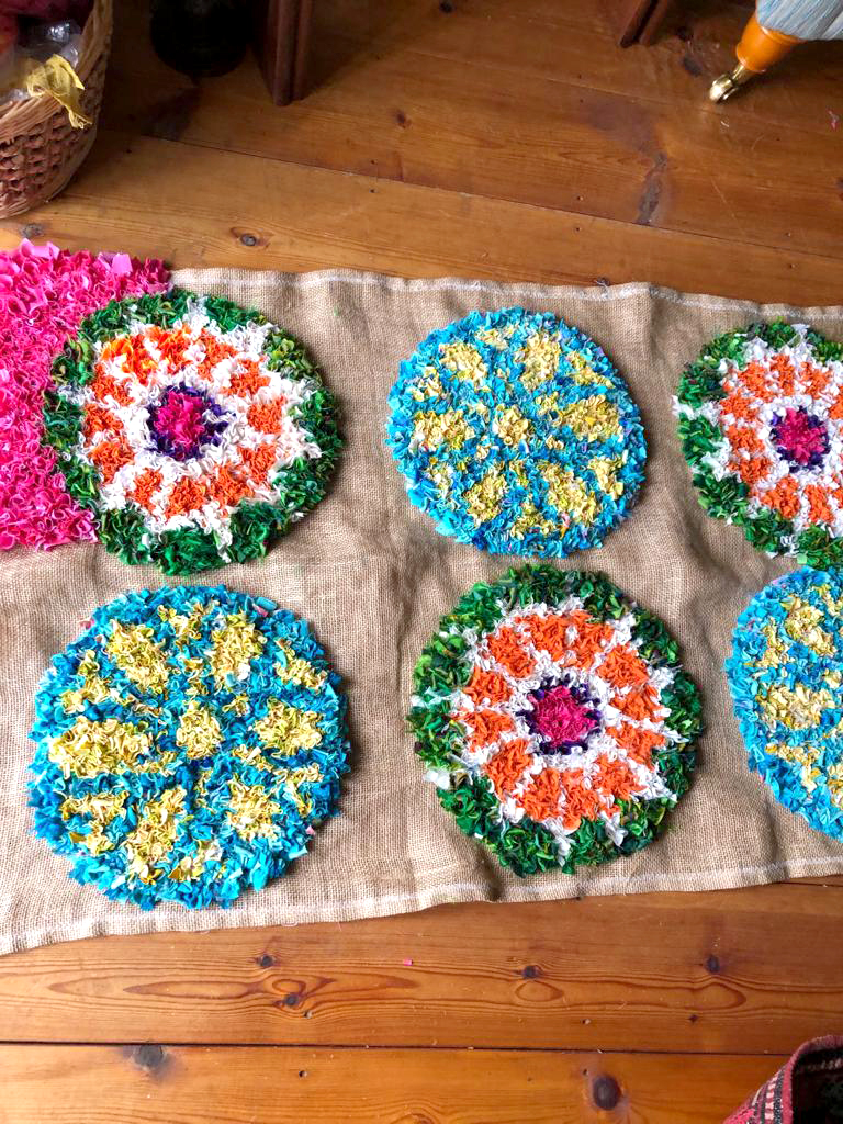 Circular pattern multicoloured rag rug