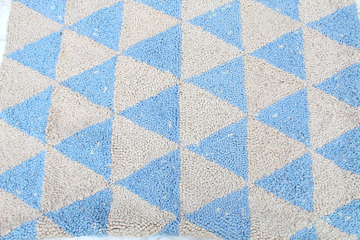 Symmetrical rag rug design with triangles