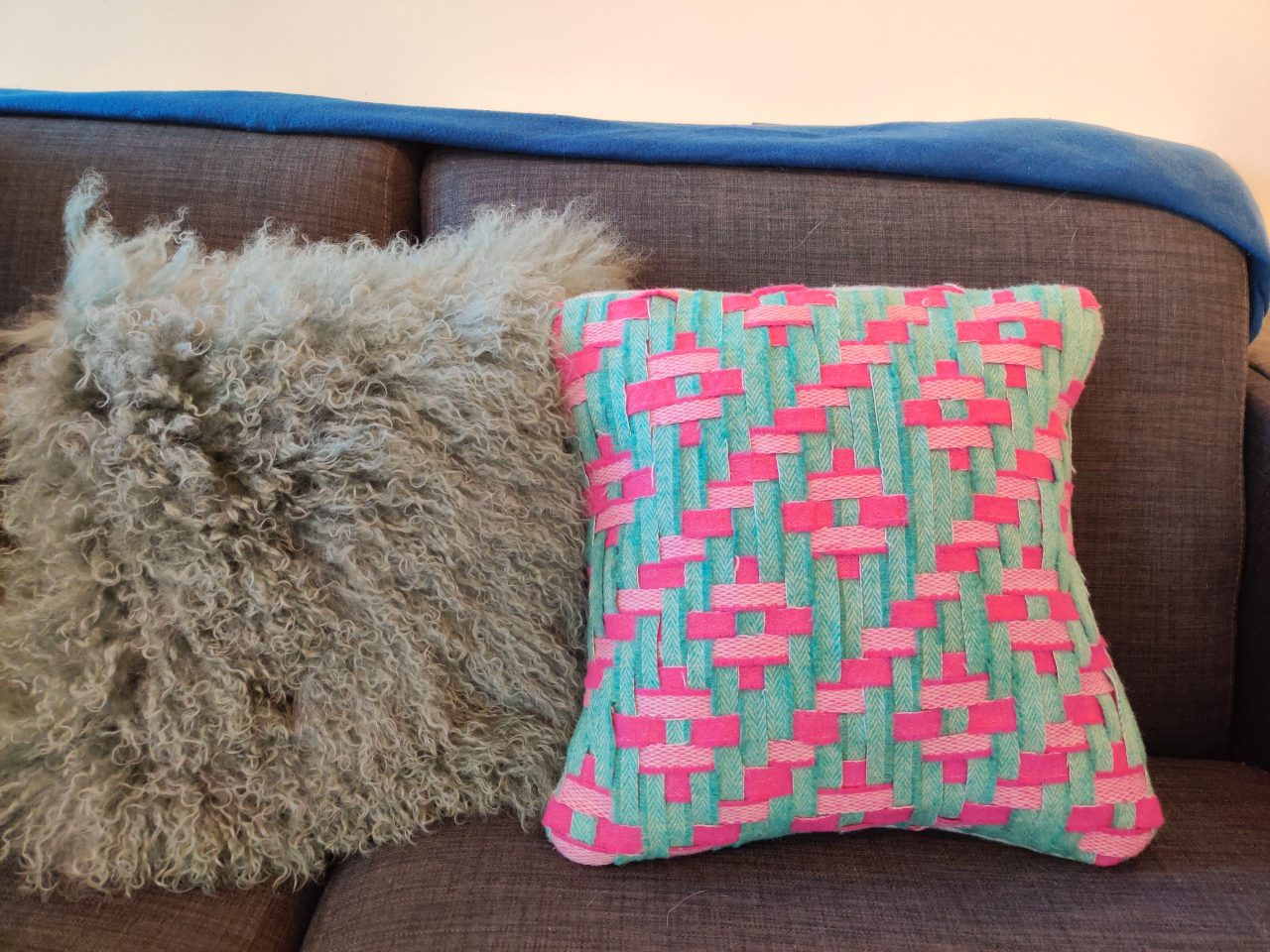 Pink and green complex meshwork cushion