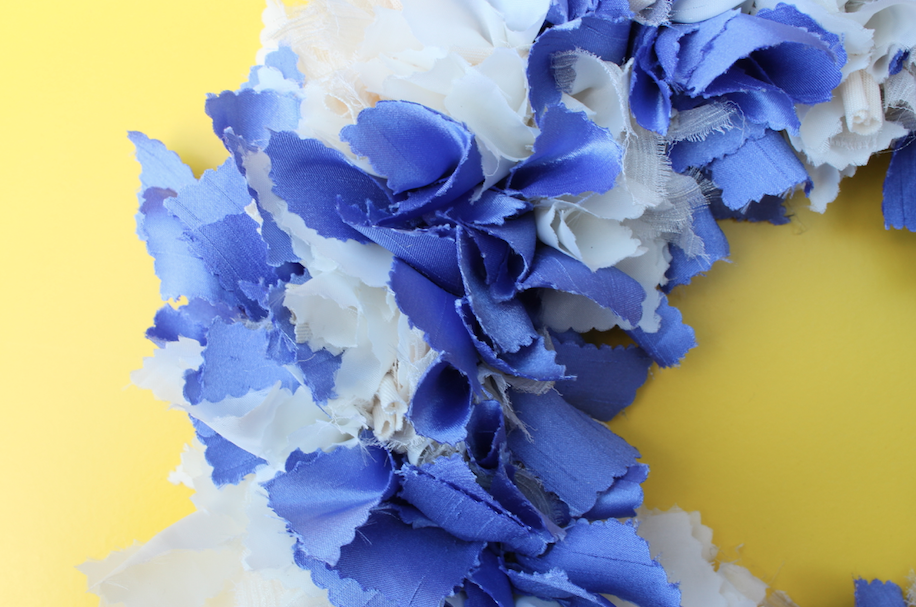 Yellow Background Side Pinked Wreath