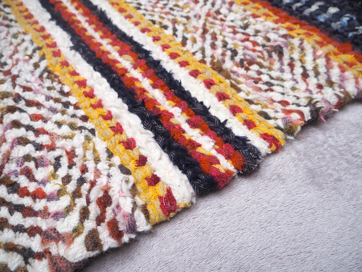 Advanced twined rug made using woollen blanket selvedge edges