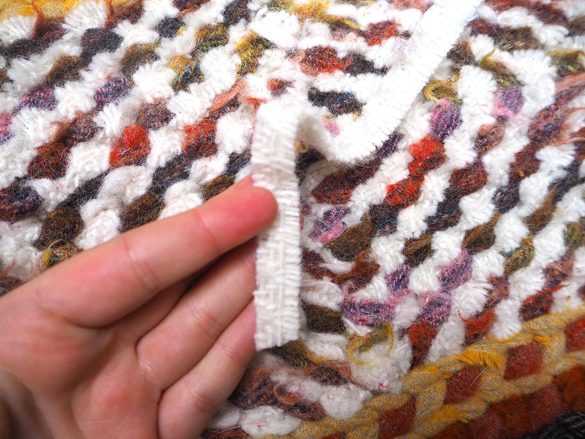 Woollen blanket yarn strip used to make a twined rag rug
